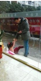 女童被男子拖行。（视频截图）