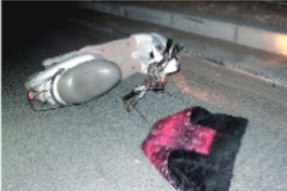 电动车撞上路中绿化带