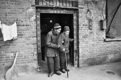 丈夫李清宪搀着妻子郭秀英出门 