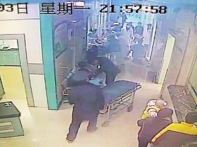 医生在急救(视频截图)