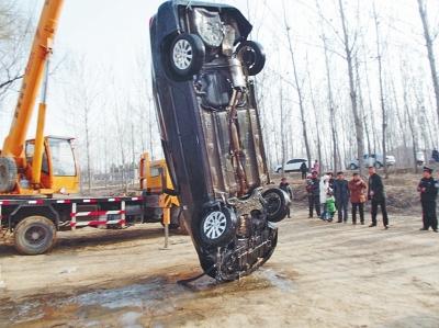 女子练车误把油门当刹车 一头冲进河里10多米