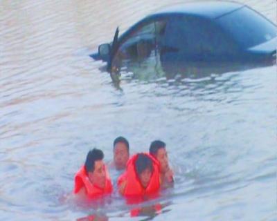 女子练车误把油门当刹车 一头冲进河里10多米