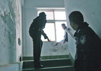 女友避而不见男子跳楼表决心:我就是要走极端