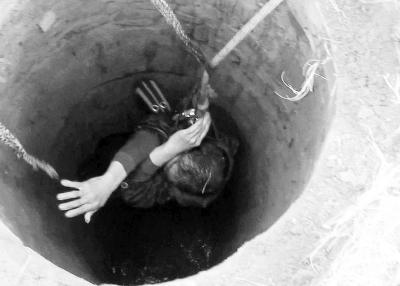 62岁老人坠深井 单腿撑壁10余小时终获救(图)