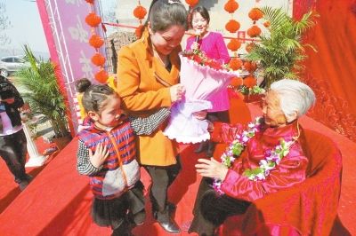 孩子们送上鲜花,为老人祝寿。