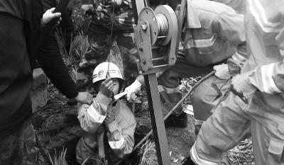 62岁老人坠深井 单腿撑壁10余小时终获救(图)