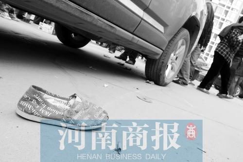 男子倒车时撞倒女子拖行七八米 众人抬车施救