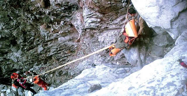 郑州一驴友登嵩山出意外 坠下7米山崖遇难(图)