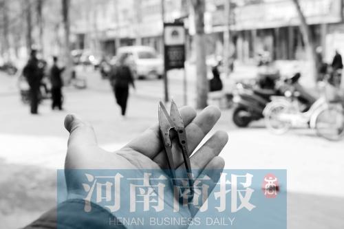 女子公交上行窃被抓现行 掏出剪刀戳向孕妇