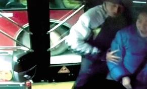 女子嫌公交车开得慢猛揪司机衣领 车辆差点失控