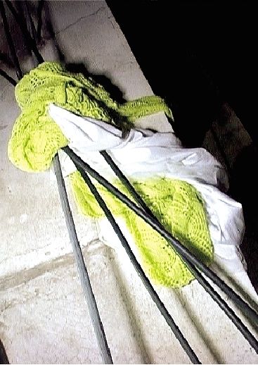 图为女子坠楼时缠在阳台边沿线缆上的衣服 