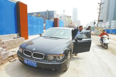 宝马夜停路边全车玻璃被砸烂 车主悬赏2万缉凶