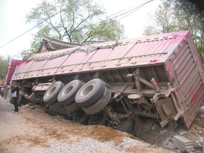 大货侧翻，民房瞬间变废墟