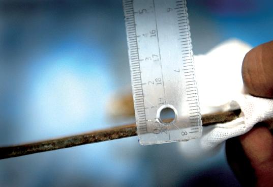 男子一步踏空摔倒 80厘米长扁铁扎穿面部(图)