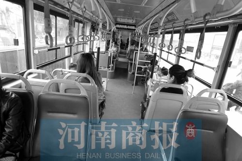 郑州文化路早高峰大堵车 上班族变“步行军”