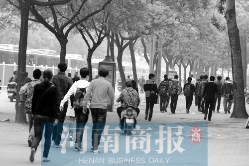 郑州文化路早高峰大堵车 上班族变“步行军”