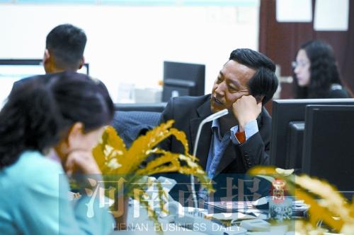 离婚登记员:越来越多女孩愿“坐在宝马里哭”