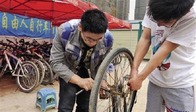 90后大学生回收旧自行车 3年收入近15万扶贫