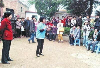 弘农书院的周年庆典上，何慧丽与大家分享心得。