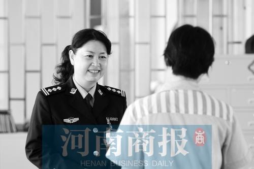 女狱警监狱工作22年 常年与落马女官员打交道