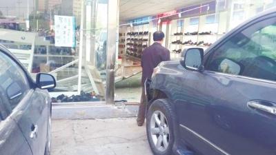 女司机驾豪车错把油门当刹车 撞破橱窗冲进鞋店