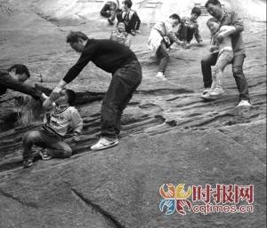 网友晒“五一”景区奇葩事 上次厕所要168元