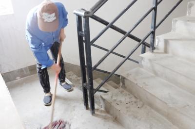 武汉男子为保护妻子身中三刀冲下12楼引开歹徒