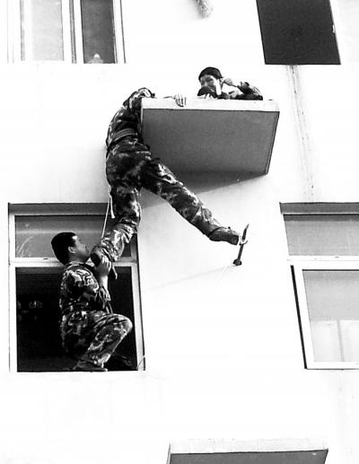 60岁老太被锁屋内 从窗户爬出去被困4楼小平台