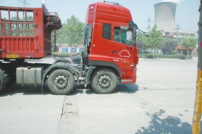 路上,挖出的沟让过路司机有些“难过”;