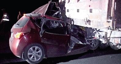 小轿车追尾渣土车 司机死亡同学仰天大哭(图)