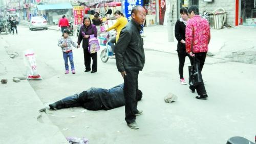 男子喝醉酒躺倒路边 陌生路人凌晨守护4小时