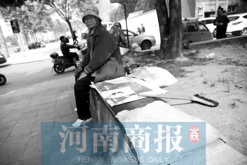 郑州80岁热心老太 缝20多个坐垫方便路人休息