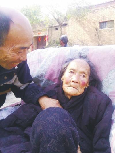 8旬母成半个植物人 6旬儿子唱10年摇篮曲讨欢心