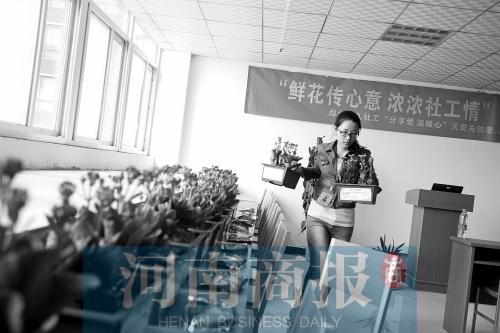 母亲节将至 郑州社工为91位失独老人送上长寿花