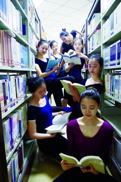 图书馆，几位姐妹摆出高难度的阅读动作。 本组图片由梁媛媛提供