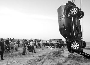 坠海“路虎”被吊车吊上岸 通讯员 李东博 摄