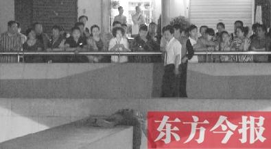 男子醉卧8米高横梁昏睡不醒 好心的哥舍命相救