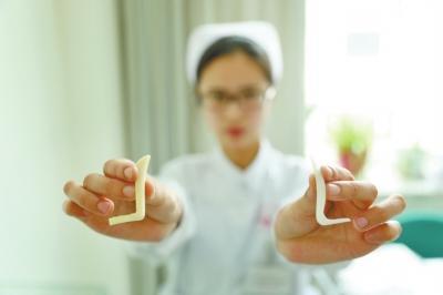 女孩得“幻丑症”整容上瘾 不足1年脸上动刀5次