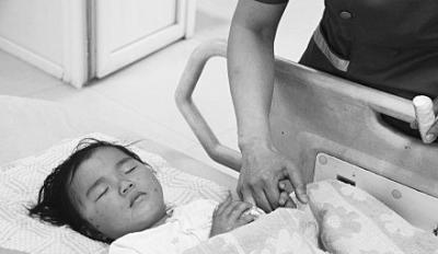 郑州一电动车卷入货车下 骑车女子身亡女孩受伤