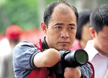 男子儿时因电击遭截肢 刻苦钻研成无手摄影师