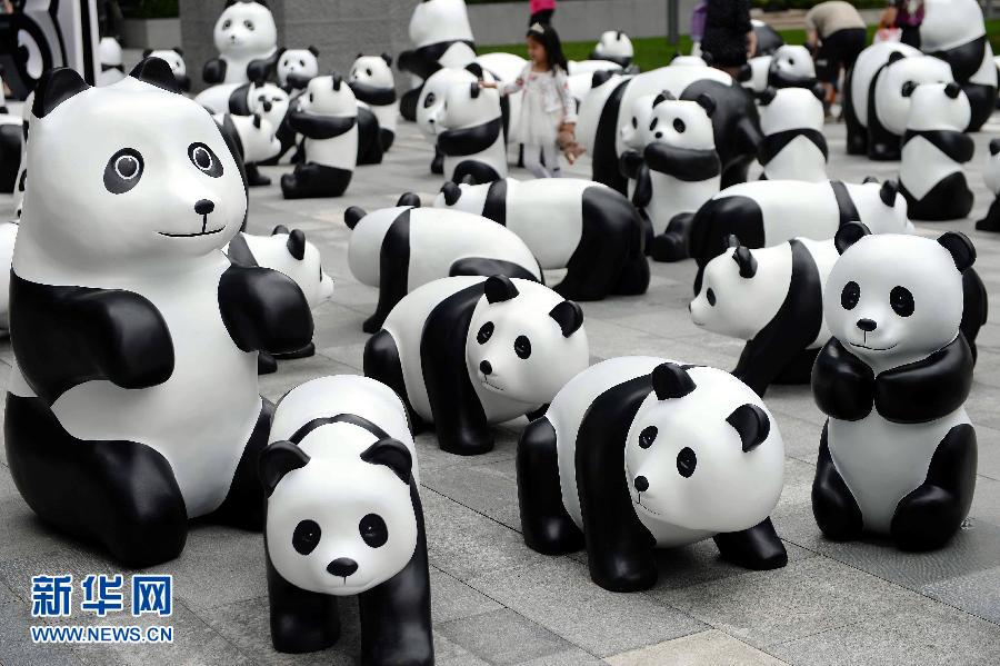 这是6月2日在上海静安嘉里中心广场拍摄的萌态百出的“熊猫”大军。