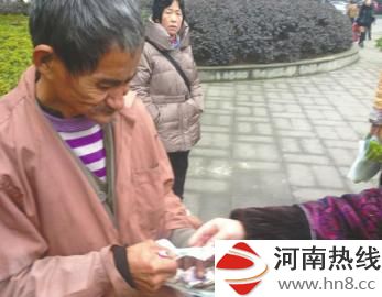 市民纷纷给柚子爷爷捐款。