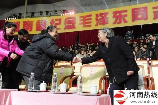 毛泽东女儿李讷（左）、李敏互相握手。　杨华峰　摄