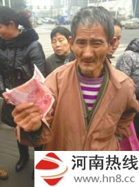 泸州柚子爷爷拿着300元假钞欲哭无泪。