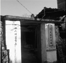 老两口一辈子都住在这个院子里,儿女要接他们去住,他们也不舍得离开。现在他俩一走,这里空荡荡的一下子冷清了。苗丽娜 摄