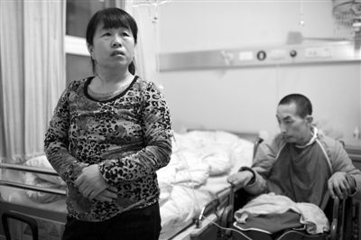 2014年1月8日，李春霞（左）在北京老年医院的病房内照顾前夫。 新京报记者 吴江 摄