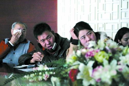 女子欲摘肾救夫卖水果凑钱 拾荒老人捐5元钱