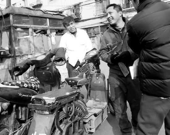 电动车车主王先生（右二）感慨道：“真是遇上好人了，再没有比他还好的人了！” 北国网、辽沈晚报记者 王迪 摄