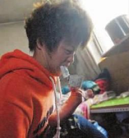 用脚夹着药包，用牙齿撕开 