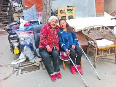 16岁女孩双腿截肢来郑找工作 报答养父恩情